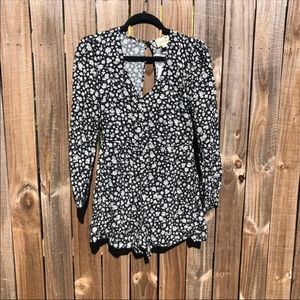 ✨6 for $15✨ La hearts black white floral romper